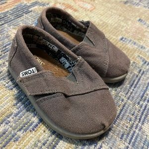 Baby Toms size 4